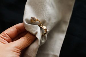 نحوه از بین بردن خراش طلا و جواهرات