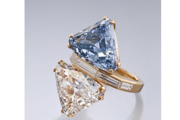 انگشتر الماس آبی بولگاری