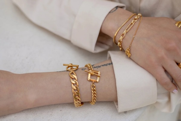 ست کردن دستبند طلا با لباس
