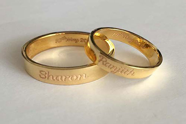 حکاکی طلا با لیزر روی حلقه ازدواج